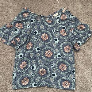 Blouse with ruffled sleeves!